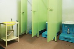 013-Chemicke-toalety-tu-jsou-az-od-roku-1992-do-te-doby-tu-byla-pouze-sucha-WC